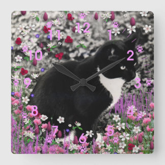 Freckles in Blume II - Tuxedo Kitty Cat Quadratische Wanduhr