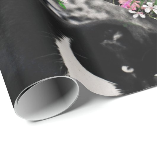 Freckles in den Blumen II, Schwarz-weiße Geschenkpapier (Rolleneckpunkt)