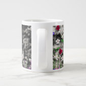 Freckles in den Blumen II - Schwarzweiss-Tux-Katze Jumbo-Tasse (Rückseite)