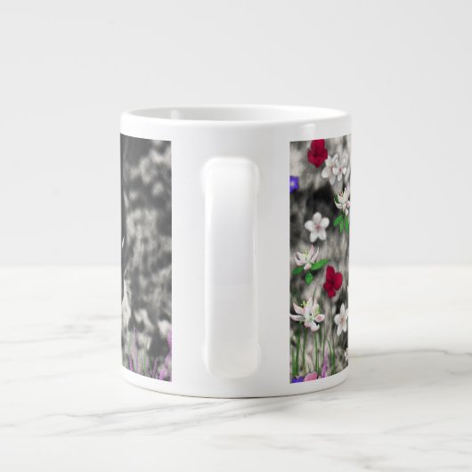 Freckles in den Blumen II - Schwarzweiss-Tux-Katze Jumbo-Tasse (Rückseite)