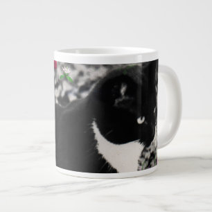 Freckles in den Blumen II - Schwarzweiss-Tux-Katze Jumbo-Tasse