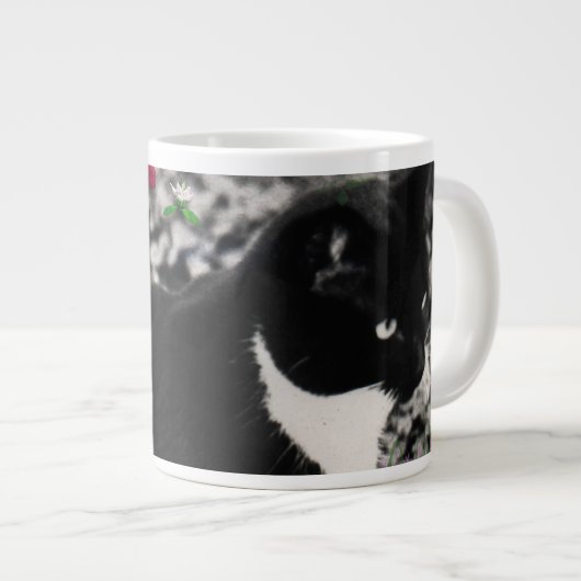 Freckles in den Blumen II - Schwarzweiss-Tux-Katze Jumbo-Tasse (Vorderseite Rechts)