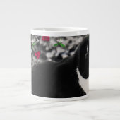 Freckles in den Blumen II - Schwarzweiss-Tux-Katze Jumbo-Tasse (Vorderseite)