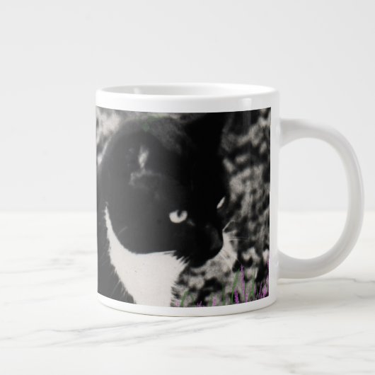Freckles in den Blumen II - Schwarzweiss-Tux-Katze Jumbo-Tasse (Rechts)