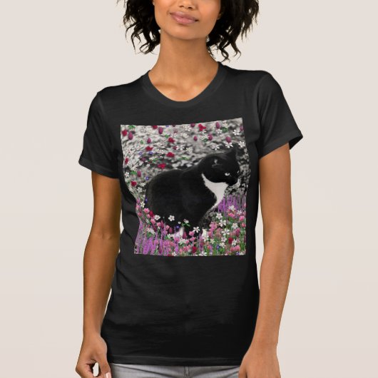 Freckles in den Blumen II - Tuxedo-Katze T-Shirt (Vorderseite)