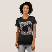 Freckles in den Blumen II - Tuxedo-Katze T-Shirt (Vorne ganz)