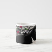 Freckles in den Blumen II - Tuxedokitty-Katze Espressotasse (Vorderseite)