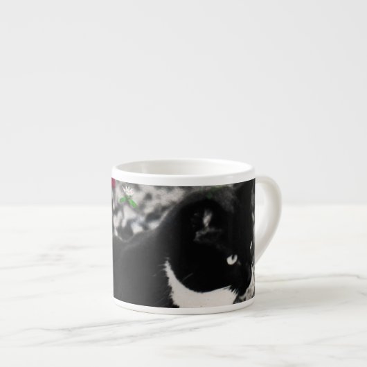 Freckles in den Blumen II - Tuxedokitty-Katze Espressotasse (Vorderseite Rechts)