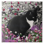 Freckles in den Blumen II - Tuxedokitty-Katze Fliese (Vorderseite)