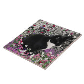 Freckles in den Blumen II - Tuxedokitty-Katze Fliese (Seite)