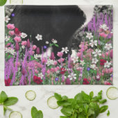 Freckles in den Blumen II - Tuxedokitty-Katze Handtuch (Gefaltet)