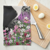 Freckles in den Blumen II - Tuxedokitty-Katze Handtuch (Viertel Falte)