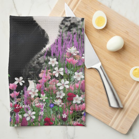 Freckles in den Blumen II - Tuxedokitty-Katze Handtuch (Viertel Falte)