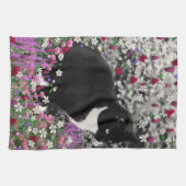 Freckles in den Blumen II - Tuxedokitty-Katze Handtuch (Horizontal)