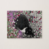 Freckles in den Blumen II - Tuxedokitty-Katze Puzzle (Horizontal)