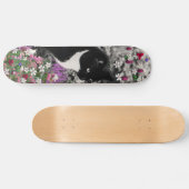 Freckles in den Blumen II - Tuxedokitty-Katze Skateboard (Horizontal)