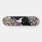 Freckles in den Blumen II - Tuxedokitty-Katze Skateboard (Horizontal)