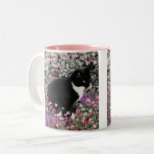Freckles in den Blumen II - Tuxedokitty-Katze Zweifarbige Tasse (Vorderseite Links)