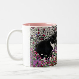 Freckles in den Blumen II - Tuxedokitty-Katze Zweifarbige Tasse