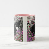 Freckles in den Blumen II - Tuxedokitty-Katze Zweifarbige Tasse (Mittel)