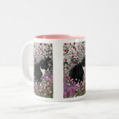 Freckles in den Blumen II - Tuxedokitty-Katze Zweifarbige Tasse (Vorderseite Links)