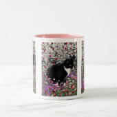 Freckles in den Blumen II - Tuxedokitty-Katze Zweifarbige Tasse (Mittel)