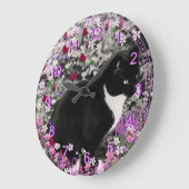 Freckles in Flowers II - Black and White Cat Große Wanduhr (Winkel)