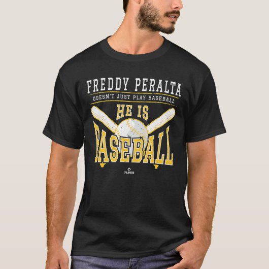Freddy Peralta spielt nicht einfach Baseball, er i T-Shirt (Vorderseite)