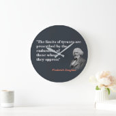 Frederick Douglass-Zitat über die Grenzen von Tyra Große Wanduhr (Zuhause)