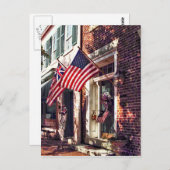 Fredericksburg VA - Straße mit amerikanischen Flag Postkarte (Vorne/Hinten)