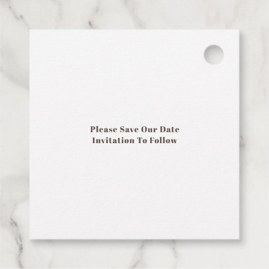 Free Cake Wedding auf Side Text Braun Save the Dat Geschenkanhänger (Rückseite)