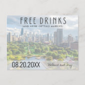 Free Drinks Chicago Skyline Wedding Save the Date Ankündigungspostkarte (Vorderseite)