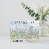 Free Drinks Chicago Skyline Wedding Save the Date Ankündigungspostkarte (Stehend Vorderseite)