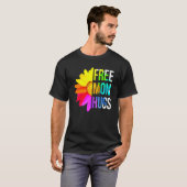Free Mom Hugs Gay Pride Lgbt Daisy Rainbow Flower T-Shirt (Vorne ganz)
