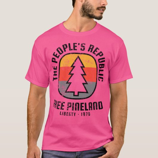 Free Pineland Retro Camping Abzeichen T-Shirt (Vorderseite)