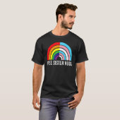 Free Sister Hugs Rainbow Transgender Flag Lgbtq Ga T-Shirt (Vorne ganz)