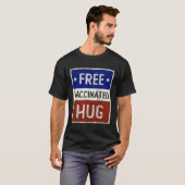 FREE Vaccinated HUG I m Fully Vaxxed USA Flag Vin T-Shirt (Vorne ganz)