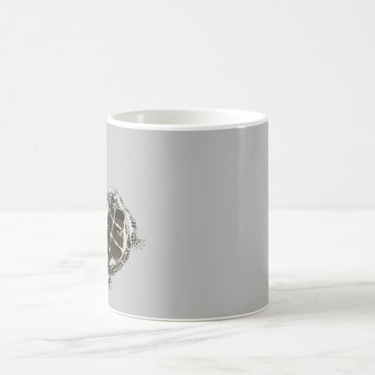 Freediving Diver Fighting a Turtle for a Hummer Kaffeetasse (Mittel)