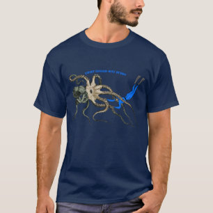 Freediving Diver mit Blick auf einen riesigen Okto T-Shirt