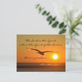 Freedom Bible Verse, Vogel fliegen bei Sonnenunter Postkarte (Stehend Vorderseite)