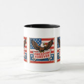 Freedom Forever American Flag Bald Eagle Tasse (Zentrum)