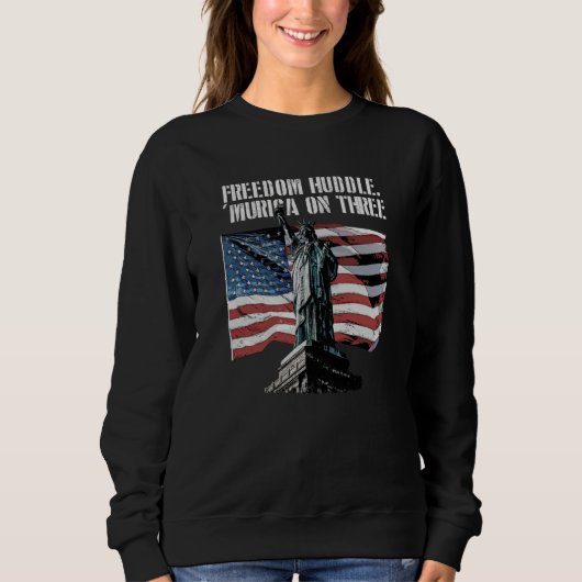 Freedom Huddle Murica on Three 4th of July Patriot Sweatshirt (Vorderseite)