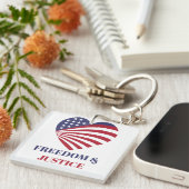 Freedom & Justice American Flag with Heart. Schlüsselanhänger (Vorderseite rechts)