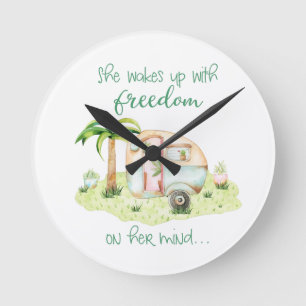 "Freedom on her Mind" - Retro Camper Caravan Runde Wanduhr