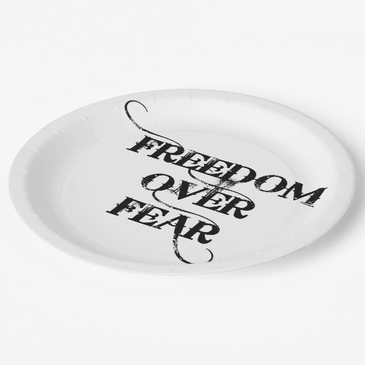 Freedom Over Fear Pappteller (Schrägansicht)