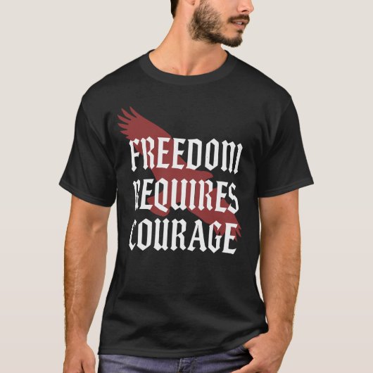  Freedom Requires Courage - Eagle Wing Gothic Typo T-Shirt (Vorderseite)