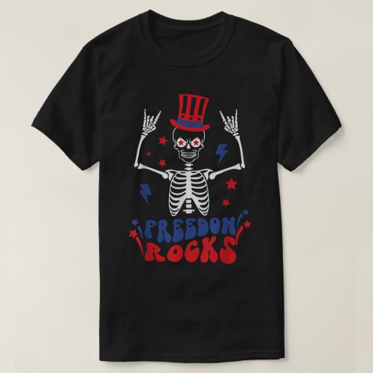 Freedom Rocks Skeleton American Flag Happy 4. T-Shirt (Design vorne)