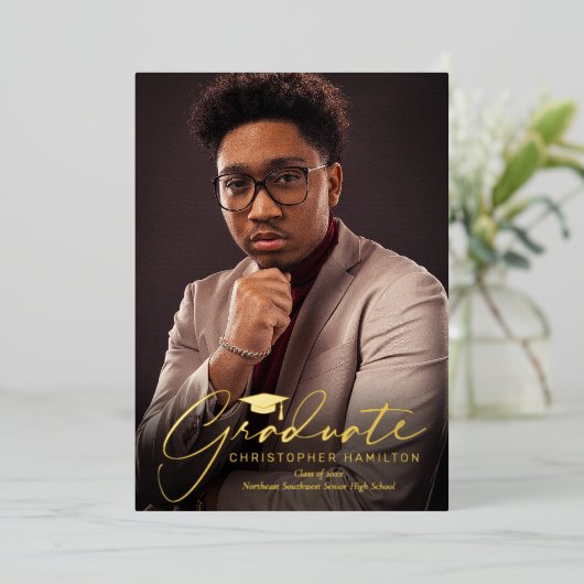 Freehand Script Front/Back Foto Abschluss Folieneinladung (Stehend vorne)