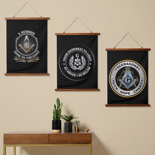 Freemason Hanging Tapestry Wandteppich Mit Holzrahmen (Asymmetrisch)