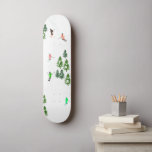 Freeride Alpin Skifahren Skateboard<br><div class="desc">Retro-Skifahrer Skateboard. Cooles Wintermotiv-Design mit Skifahrern, die Skipisten zwischen schneebedeckten Tannenbäumen in den Alpen abfahren. Freeride-Skifahrer tragen farbenfrohe Vintage Retroski-Anzüge und fahren mit Skiern auf weißem, schneebedecktem Bergland abwärts. Wunderschönes Wintersportspendengeschenk für Skifahrer in Ihrem Kreis von Freunden, Kollegen oder Familie. Whimsical Skier Kunstwerk Illustration Design. Skifahrer Ski Wohngestaltung, Skiteam, Skicoach...</div>